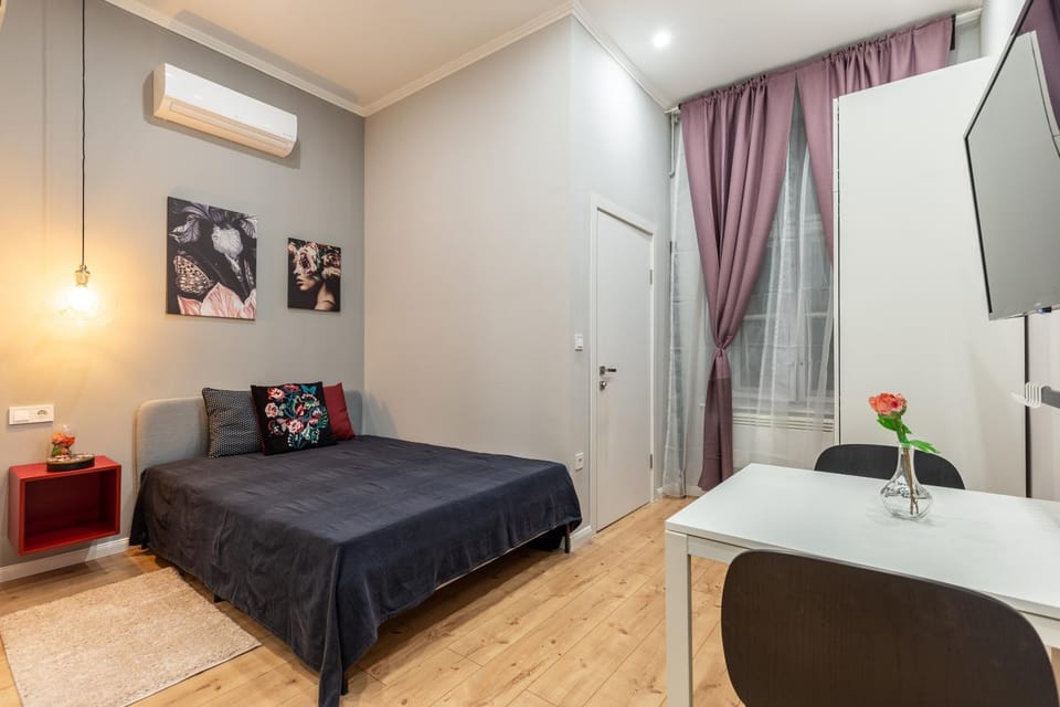 Bed, TV and multimedia, Photo of the whole room, Seating area, Bedroom, air conditioner