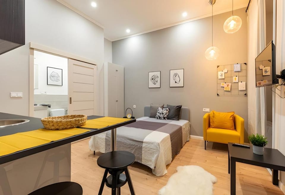 TV and multimedia, Decorative detail, Seating area, Bedroom