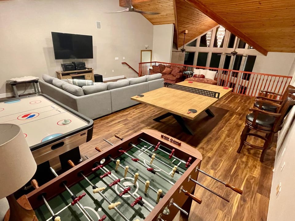 Stunning 3,400 sq ft Lake House w Boat Dock, Sauna, Steam Shower, and More House in Clearlake Oaks