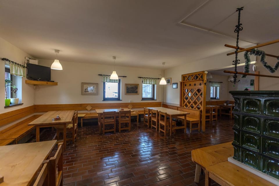 Restaurant/places to eat, Communal lounge/ TV room, Communal lounge/ TV room, Lounge or bar