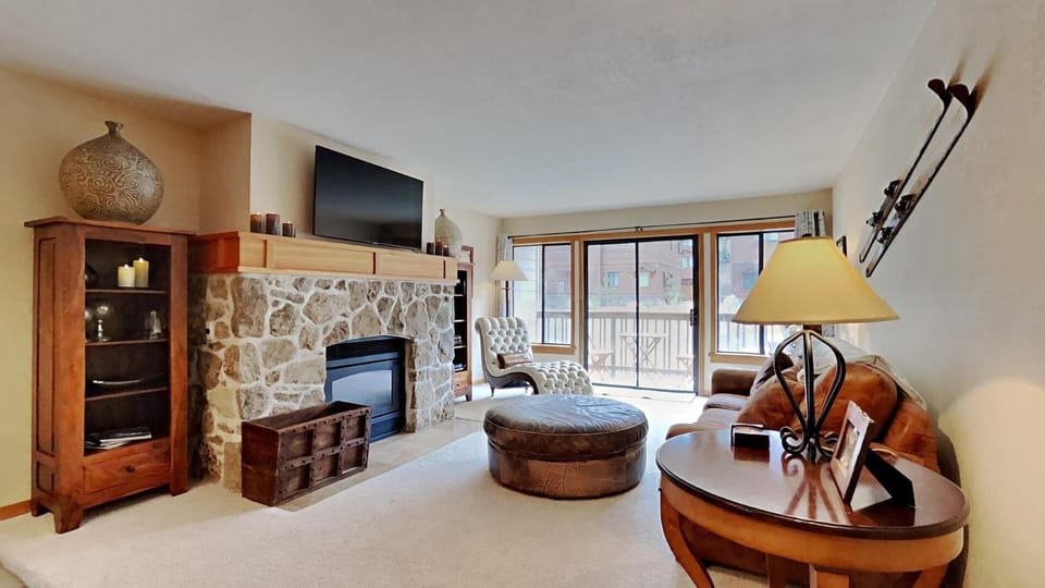 Spacious One Bedroom Condo in Mammoth! Free Assigned Parking - Snowbird 107 Apartment in Mammoth Lakes