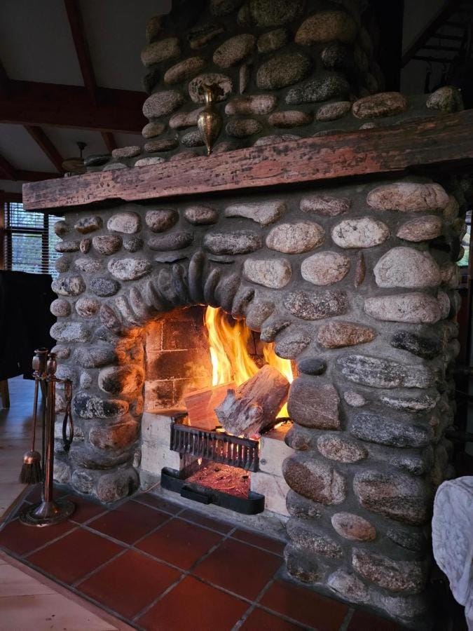 Living room, Seating area, fireplace, heating