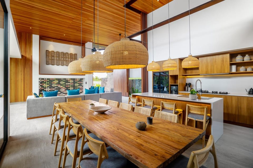 Coffee/tea facilities, Kitchen or kitchenette, Living room, Seating area, Dining area