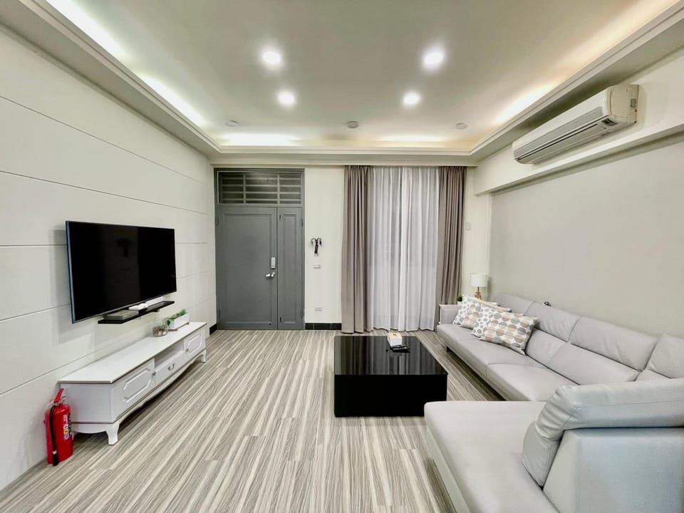 Communal lounge/ TV room, TV and multimedia, Living room, Lounge or bar, Seating area
