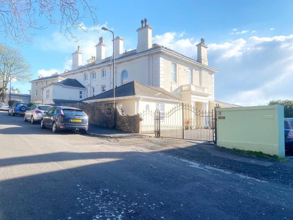 Property building, Neighbourhood