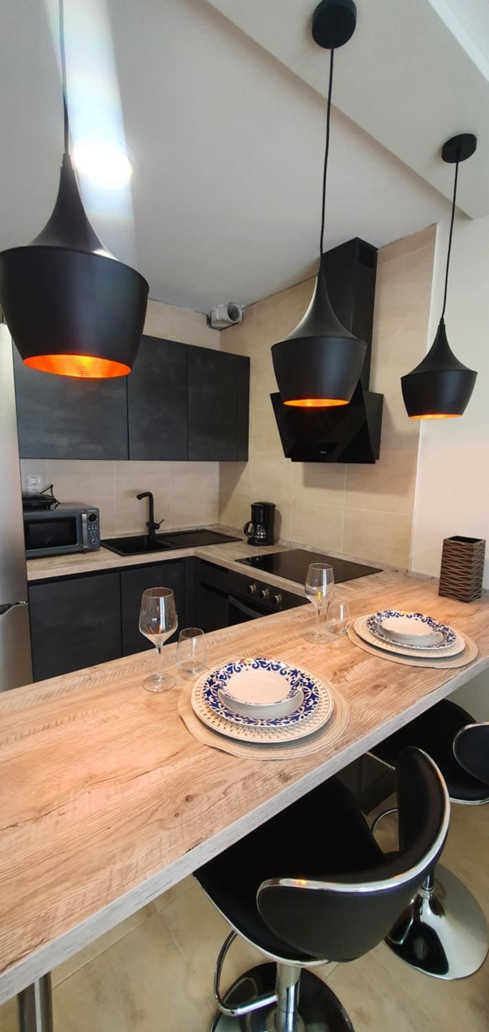 Kitchen or kitchenette, Dining area