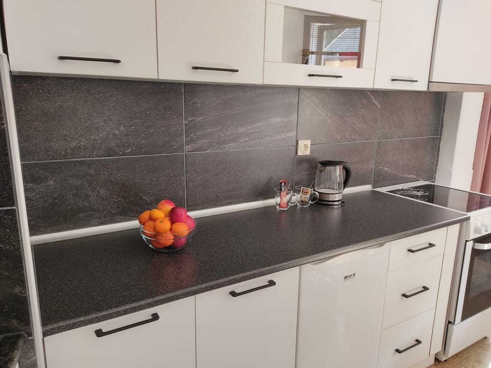 Kitchen or kitchenette, pet friendly, stove