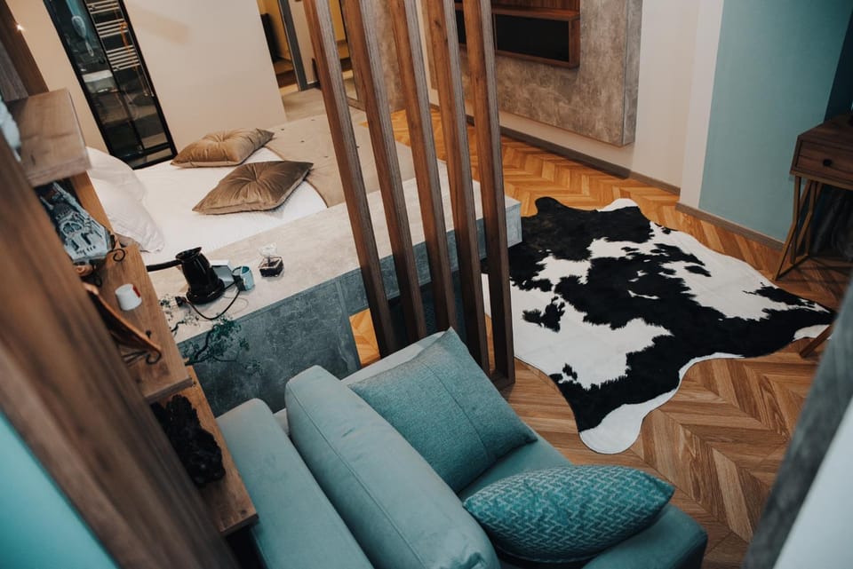 Bed, TV and multimedia, Living room, Photo of the whole room, Seating area, Bedroom