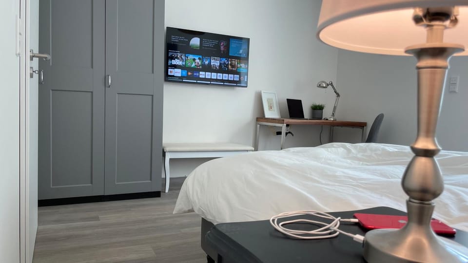 Bed, TV and multimedia, Photo of the whole room, Bedroom