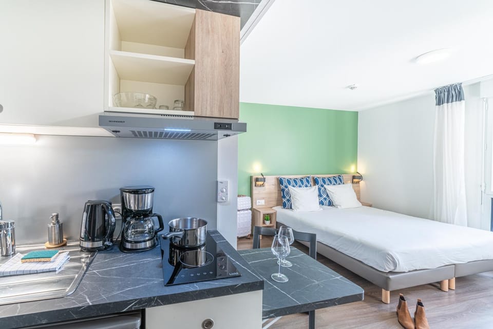 Bed, Kitchen or kitchenette, Photo of the whole room, Dining area, Bedroom