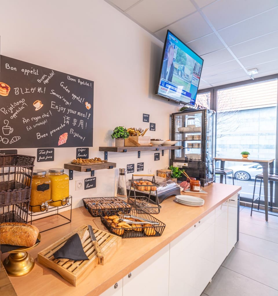 TV and multimedia, Food and drinks, Breakfast, Continental breakfast, Buffet breakfast