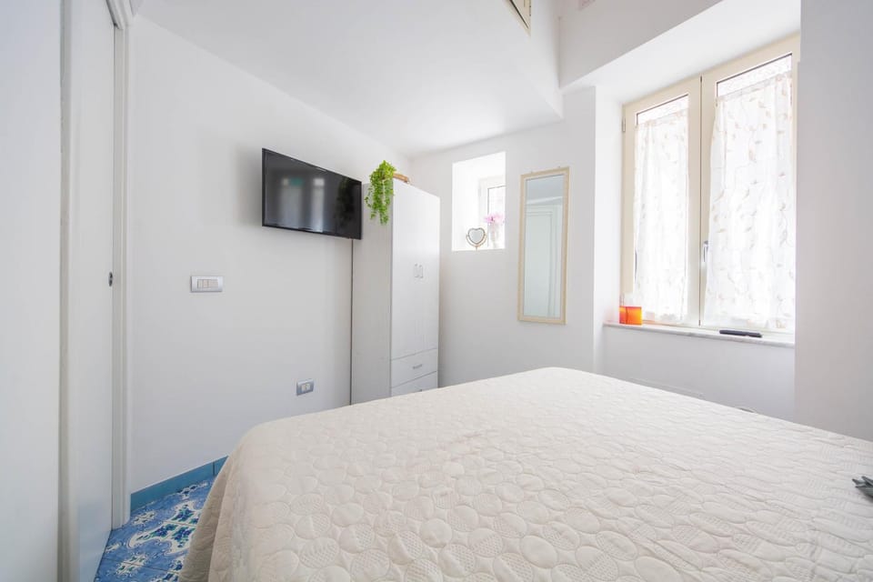 Bed, TV and multimedia, Photo of the whole room, Bedroom, wardrobe