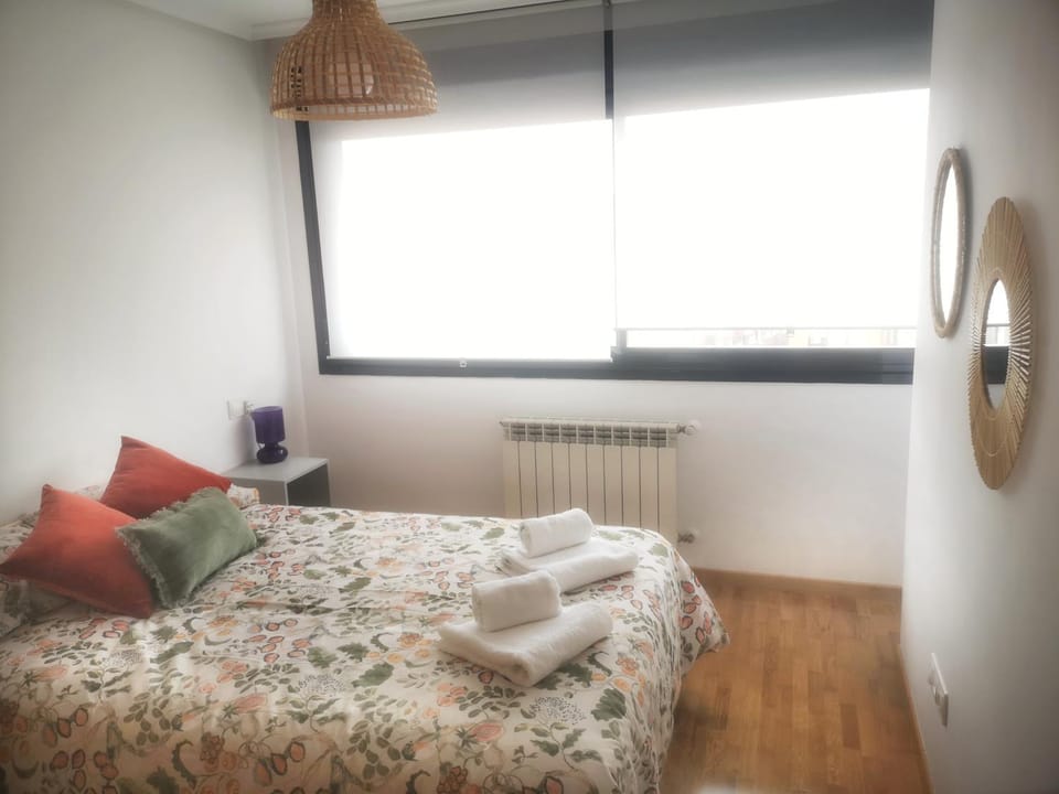 Bed, View (from property/room), Photo of the whole room, Bedroom, City view, Quiet street view, internet