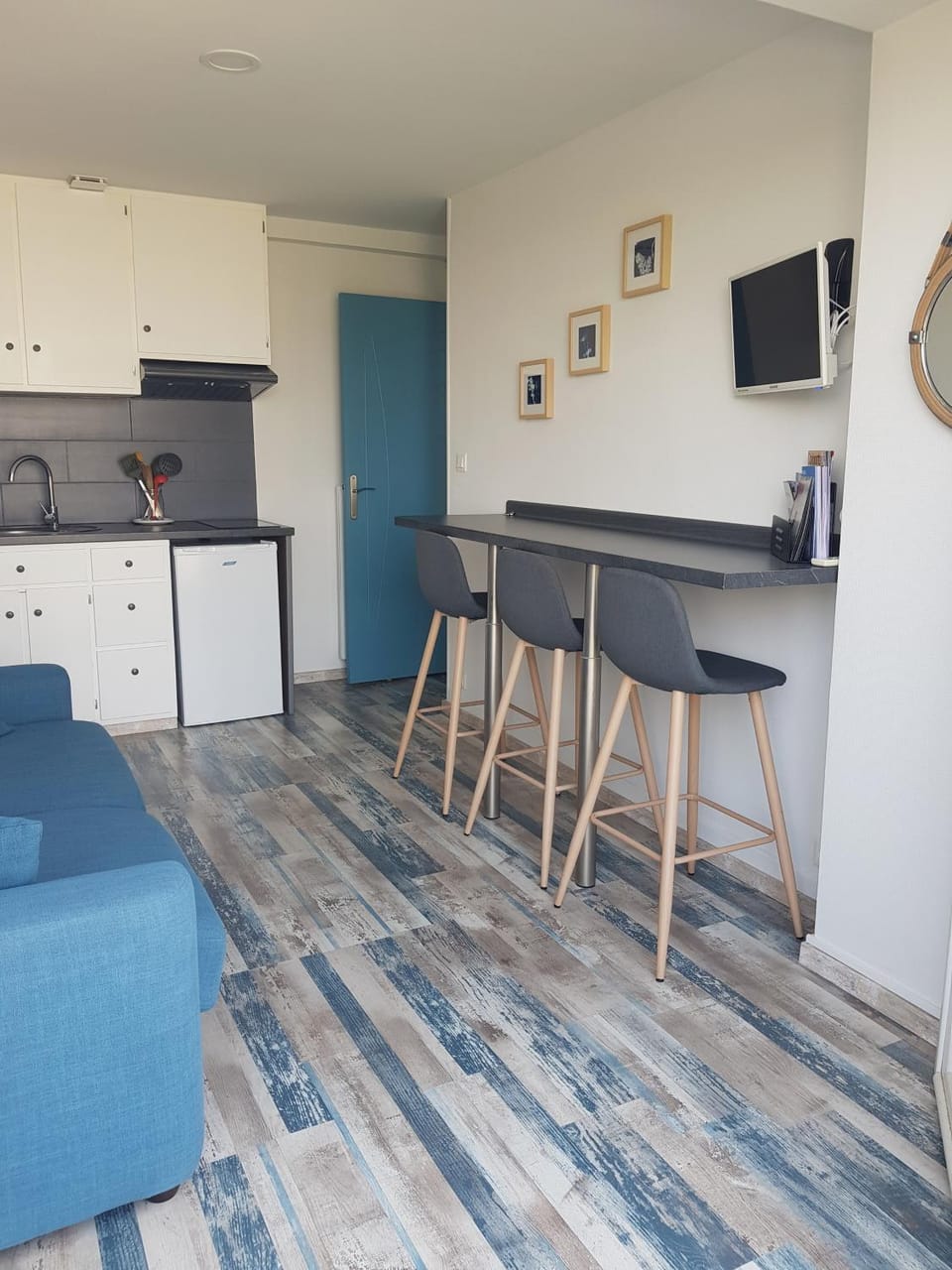 Kitchen or kitchenette, Living room, Seating area, Dining area
