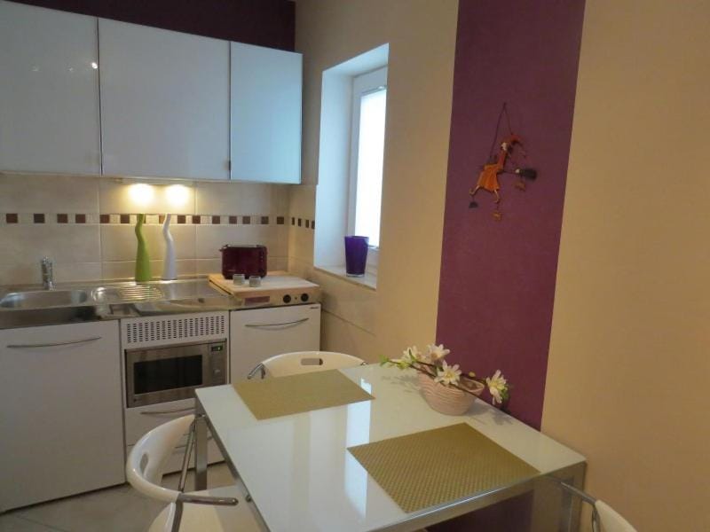 Kitchen or kitchenette, Dining area, Communal kitchen