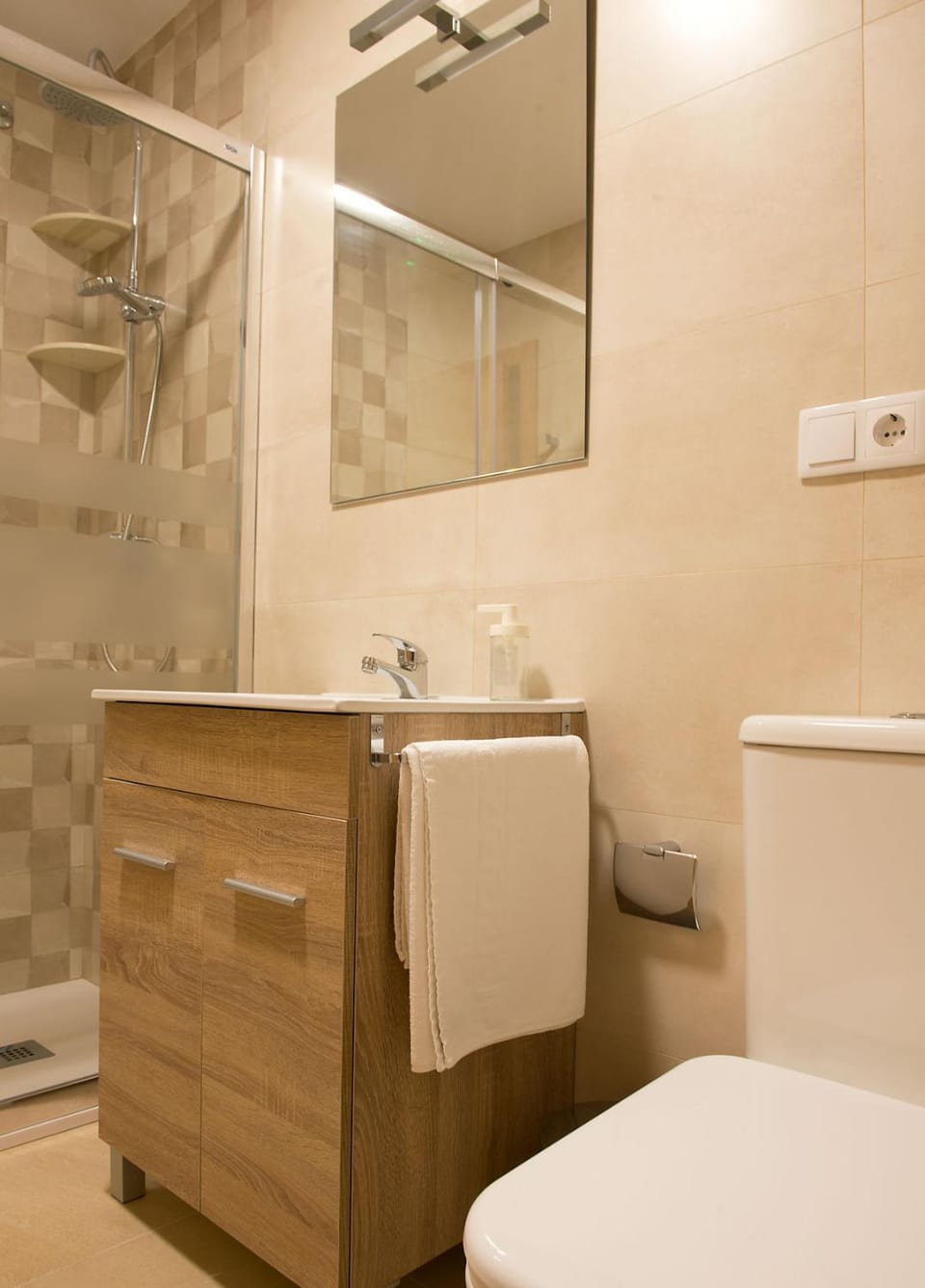 Shower, Toilet, Bathroom, towels