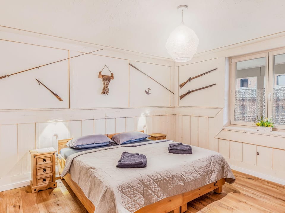 Bed, Photo of the whole room, Bedroom, towels