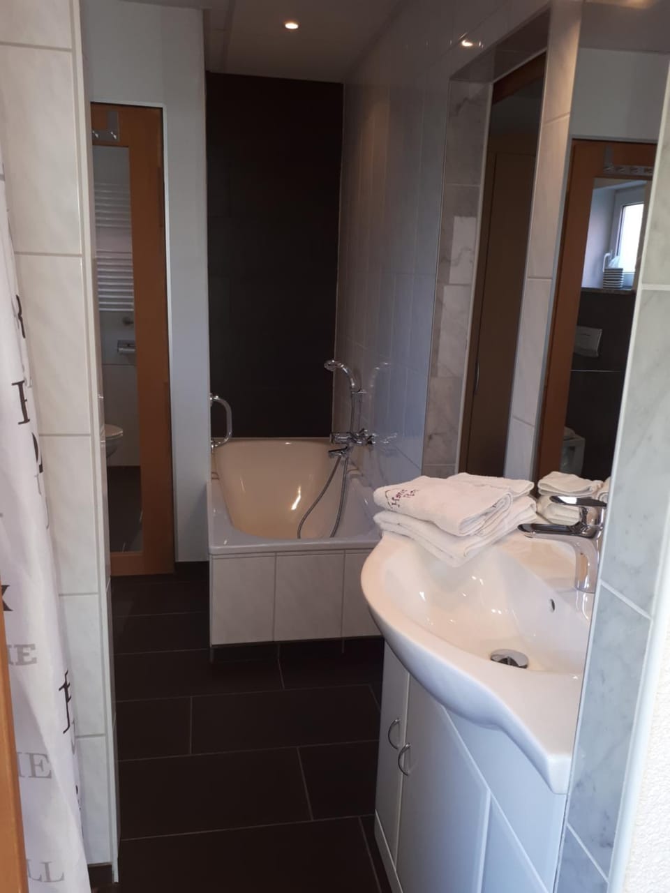 Bathroom, Bath, towels