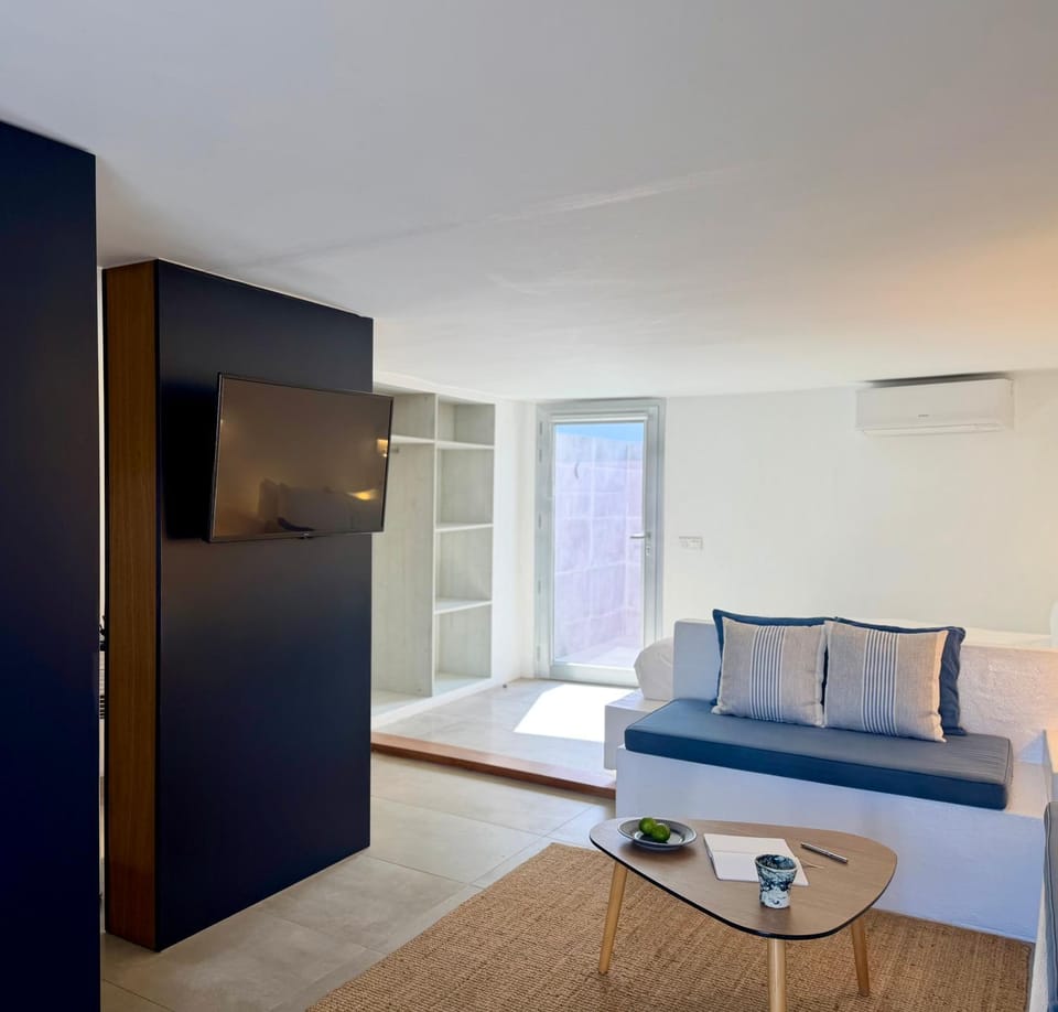 TV and multimedia, Living room, Photo of the whole room, Bedroom, wardrobe