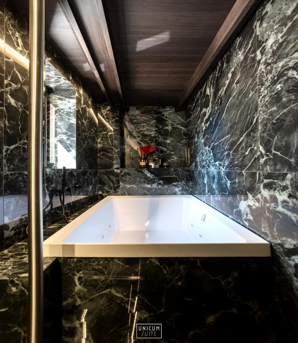 Hot Tub, Bathroom