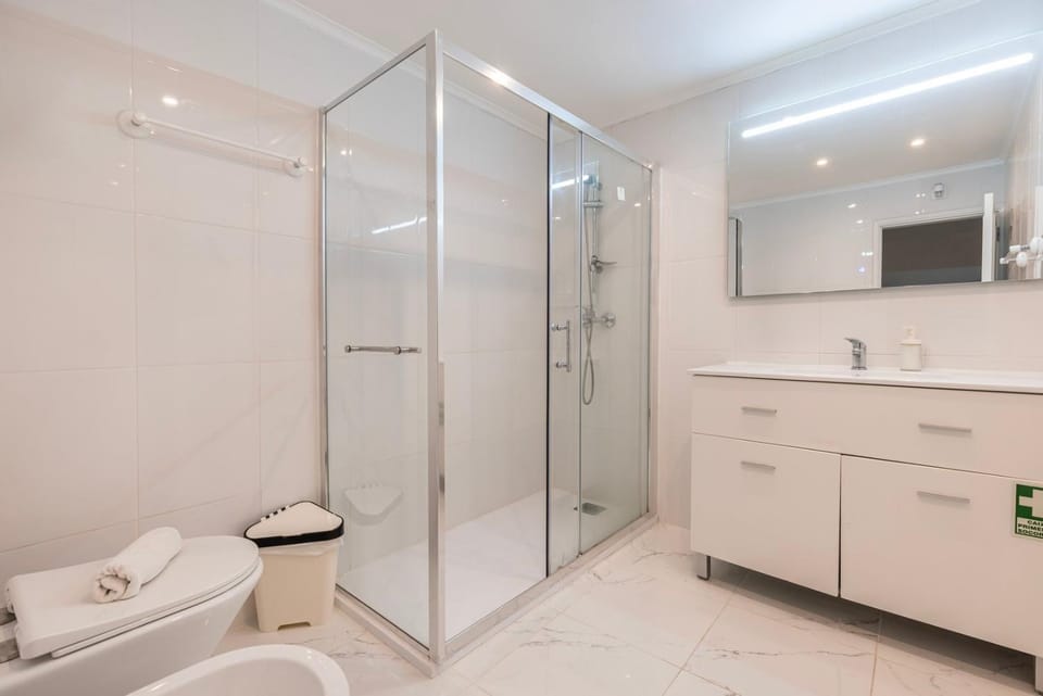 Shower, Bathroom, towels