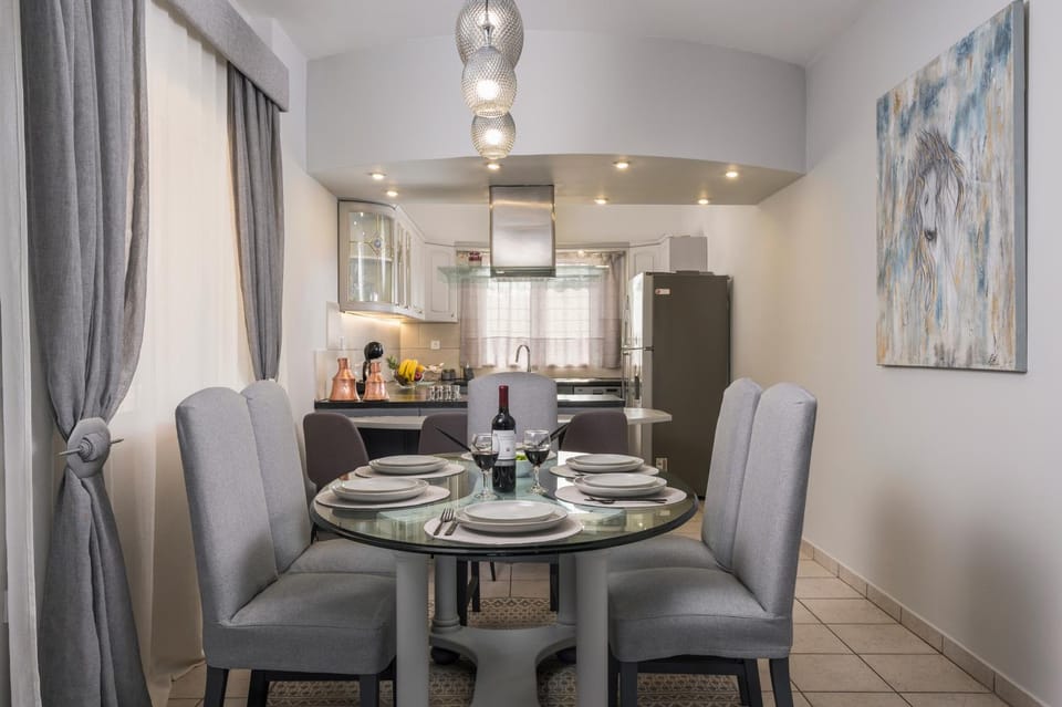 Seating area, Dining area