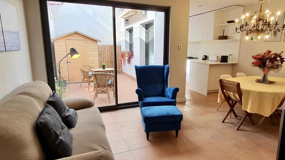 TV and multimedia, Living room, Seating area, Inner courtyard view, locker, locker