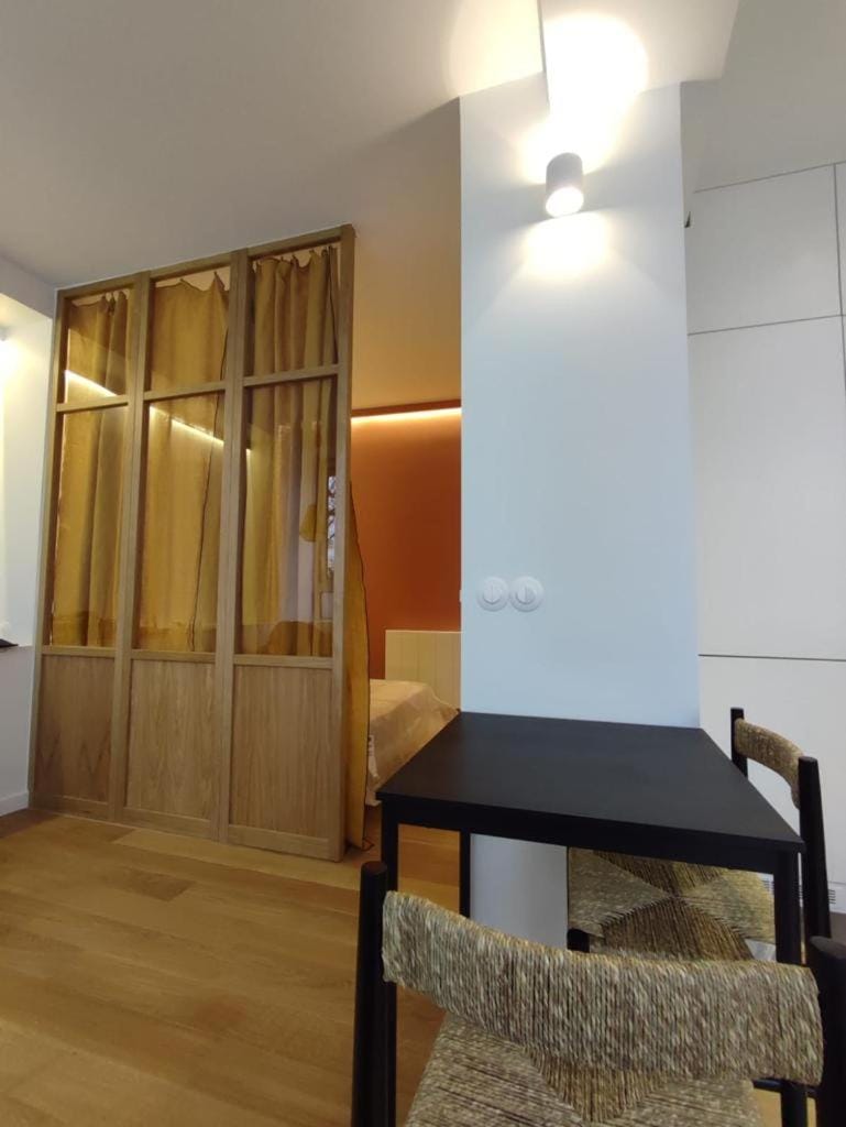 Suite confortable sur le canal Saint-Martin / République Apartment in Paris