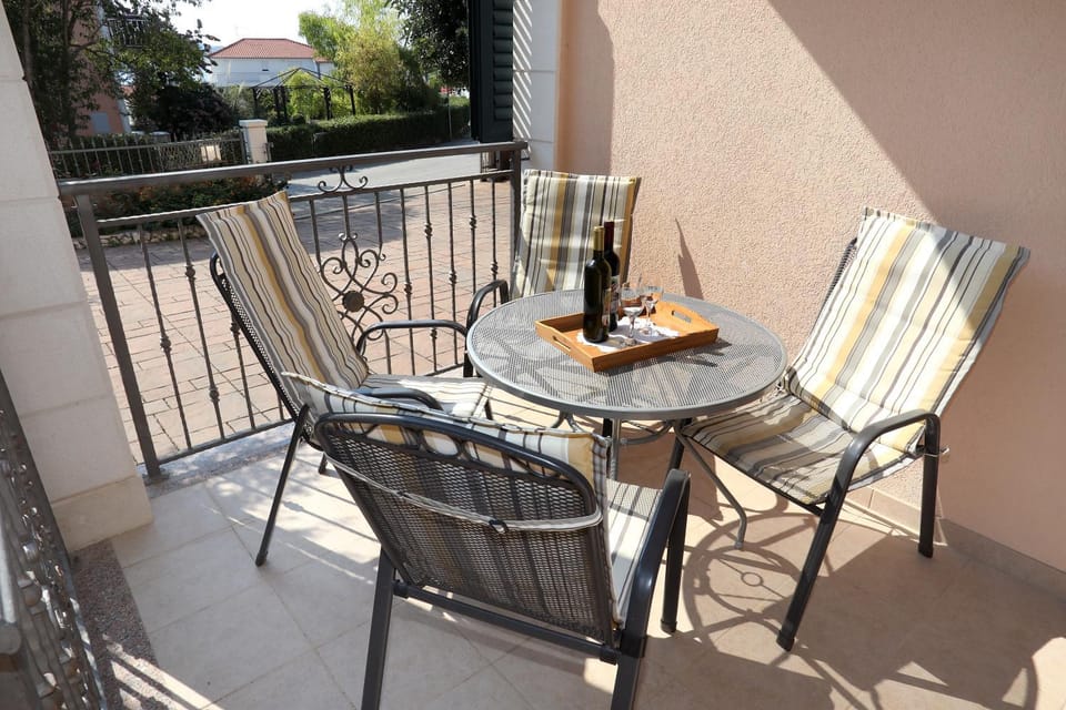 Vila Kuzmanić Apartment in Okrug Gornji