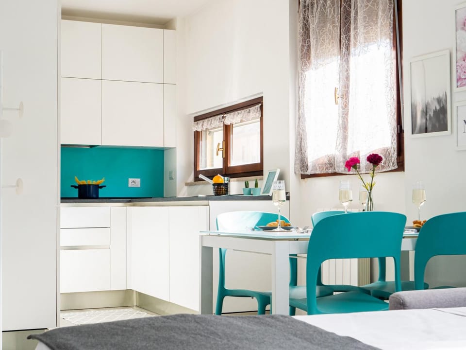 Kitchen or kitchenette, Living room, Seating area, Dining area