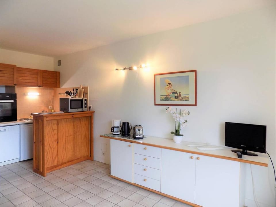 TV and multimedia, Coffee/tea facilities, Kitchen or kitchenette, oven, stove, toaster
