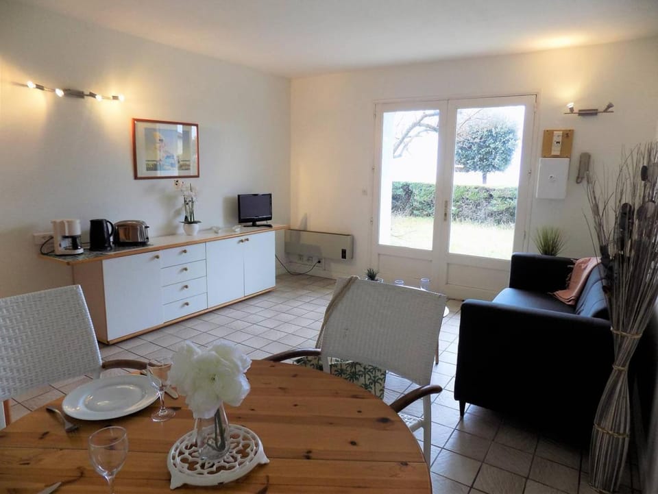 Coffee/tea facilities, Living room, Seating area, Dining area, toaster