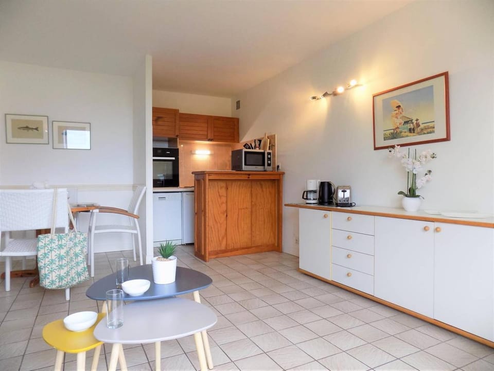 Coffee/tea facilities, Kitchen or kitchenette, Dining area, oven, stove, toaster