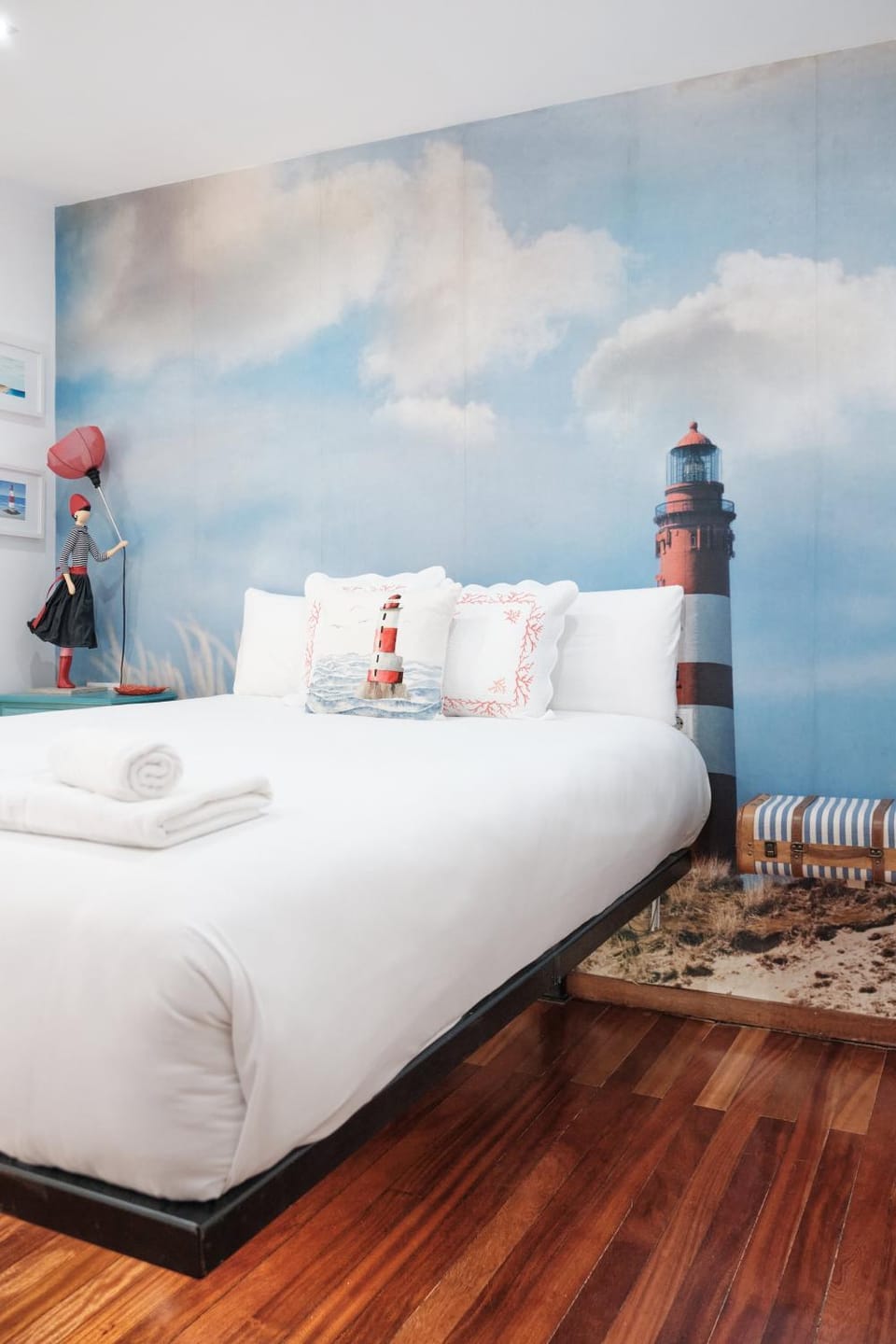 Bed, Decorative detail, towels