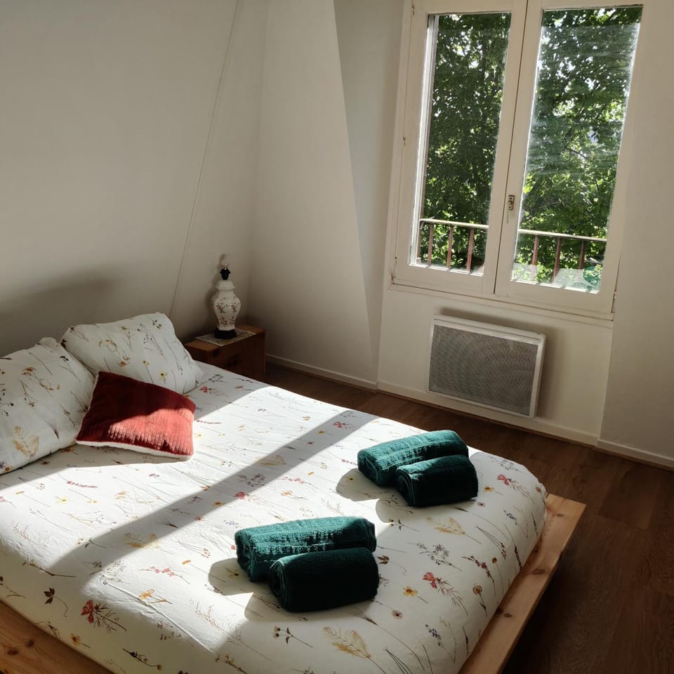 Bed, Bedroom, Garden view