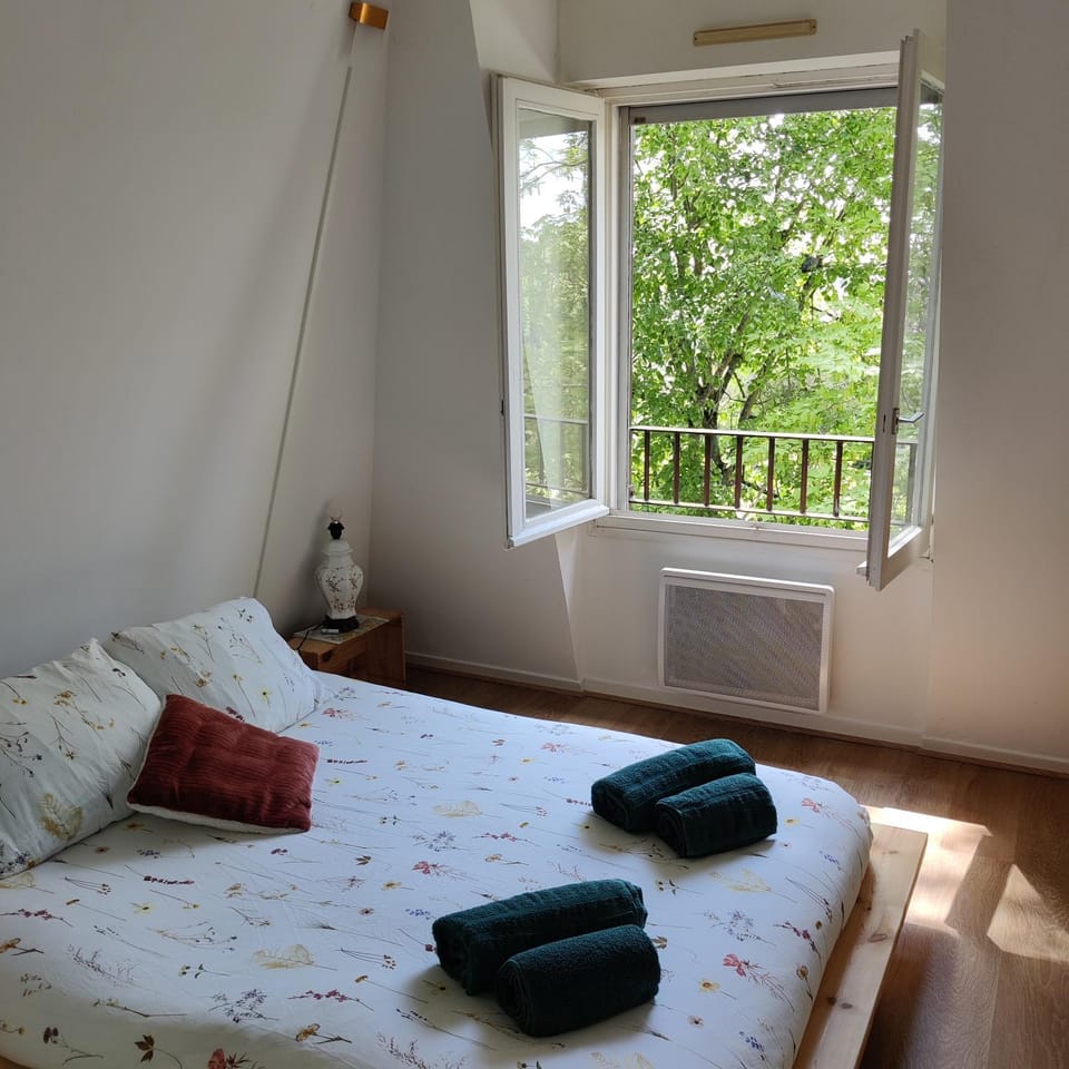 Bed, Bedroom, Garden view