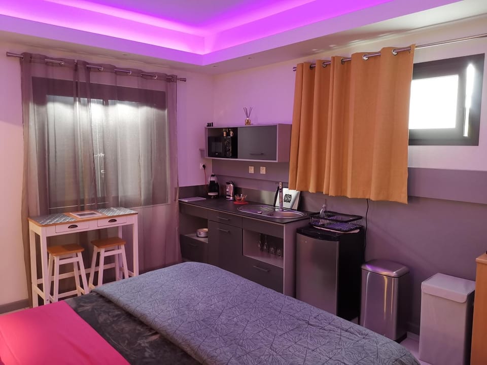 TV and multimedia, Kitchen or kitchenette, Photo of the whole room, Dining area, minibar