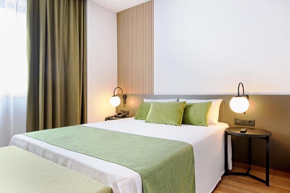 Bed, Photo of the whole room, Decorative detail