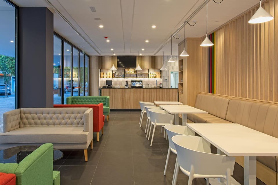 Restaurant/places to eat, Lounge or bar