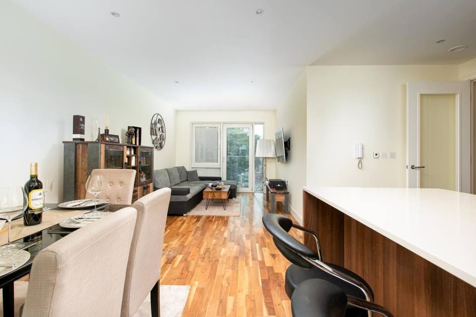 TV and multimedia, Kitchen or kitchenette, Living room, Seating area, Dining area