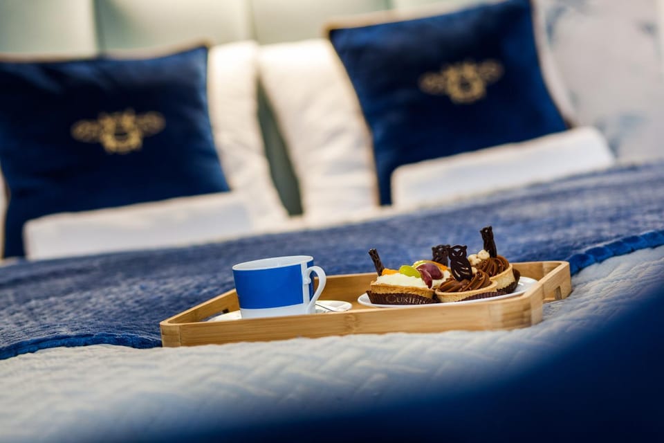 Bed, Food and drinks, Photo of the whole room, Bedroom, Food