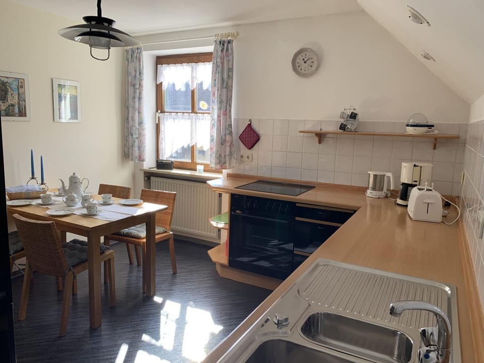 Kitchen or kitchenette, Dining area