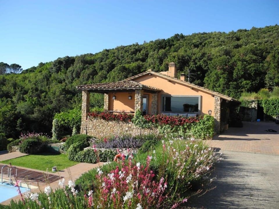 Property building, Garden, Garden view, Mountain view, Pool view, Swimming pool