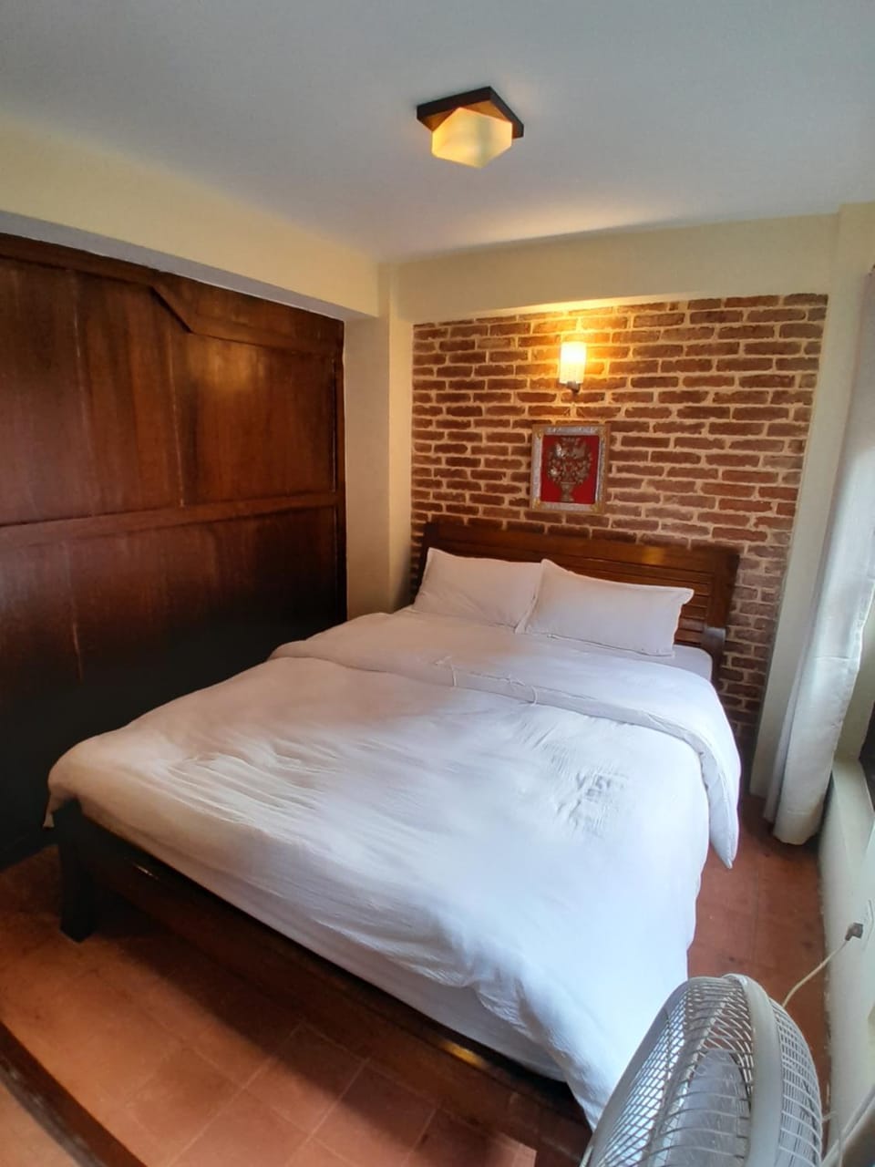 Photo of the whole room, Bedroom
