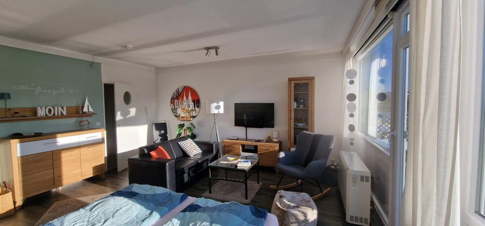 Bed, TV and multimedia, Living room, Photo of the whole room, Seating area