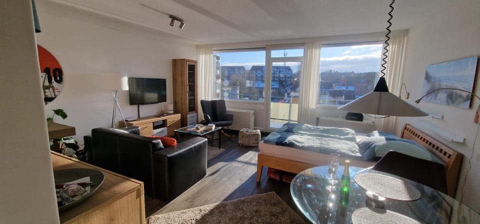 Bed, TV and multimedia, Living room, Photo of the whole room