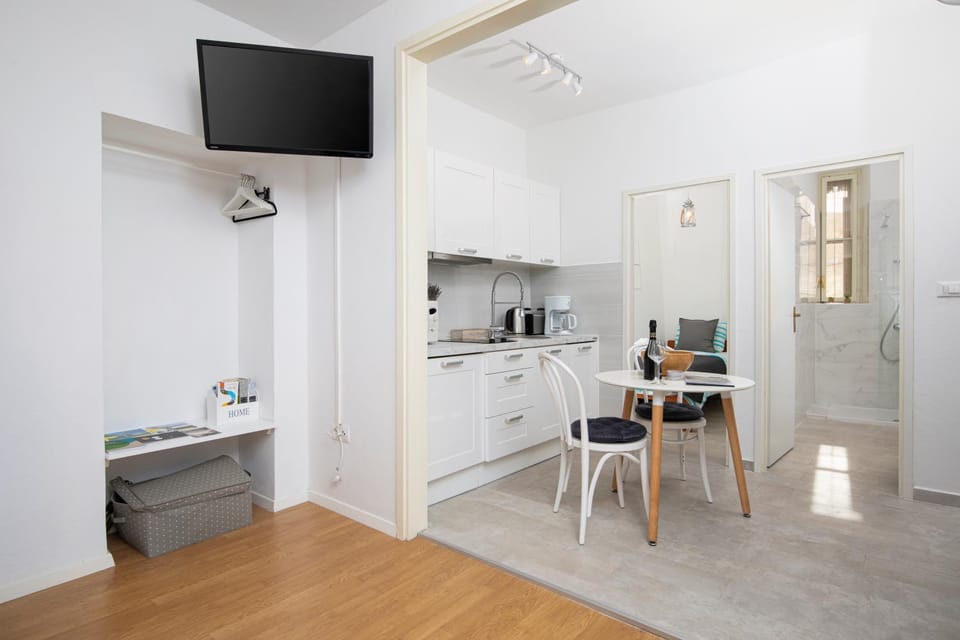 Communal lounge/ TV room, TV and multimedia, Coffee/tea facilities, Kitchen or kitchenette, Seating area, Dining area
