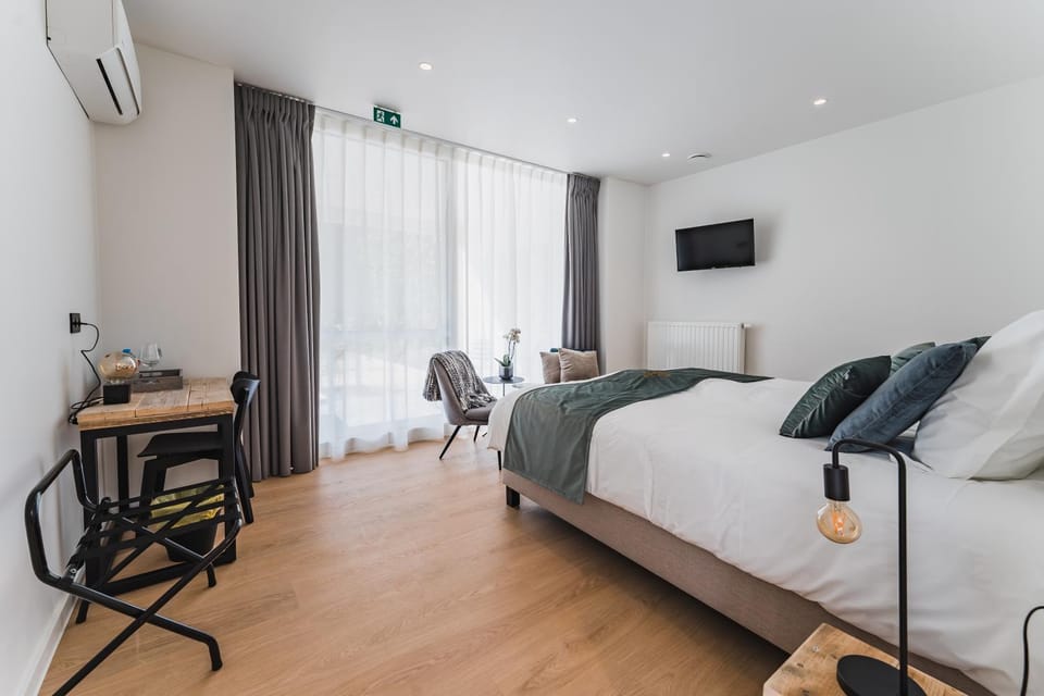 TV and multimedia, Photo of the whole room, air conditioner