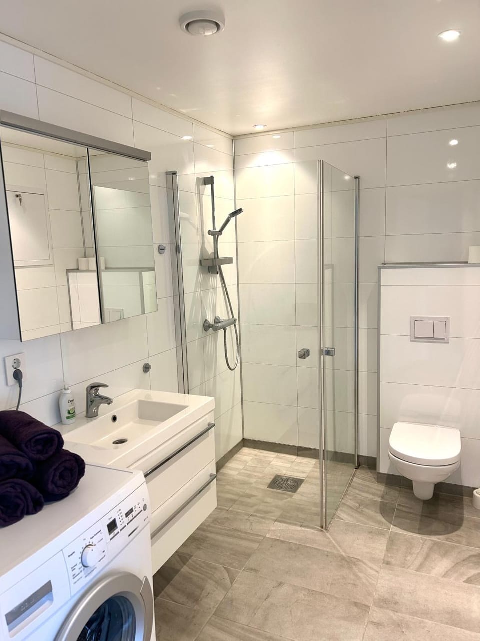 Shower, Toilet, Bathroom, towels, washing machine