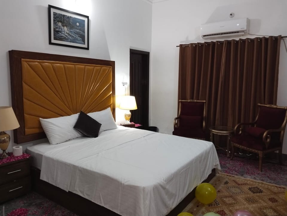 1 Kanal Entire House with 4 Bedrooms Villa in Lahore
